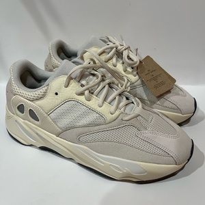 NEW/DS Adidas Yeezy 700- color- Analog